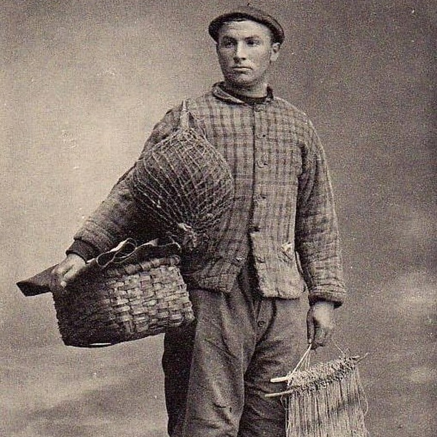 Pescador con esportilla, farol y redes retratado en un estudio de San Sebastián
