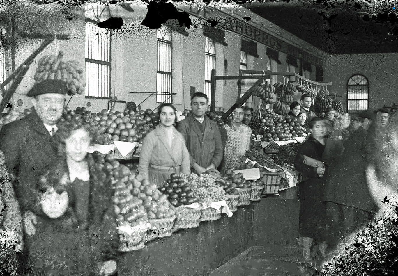 Puestos de fruta y verdura en la plaza del mercado de Pamplona, 1925
