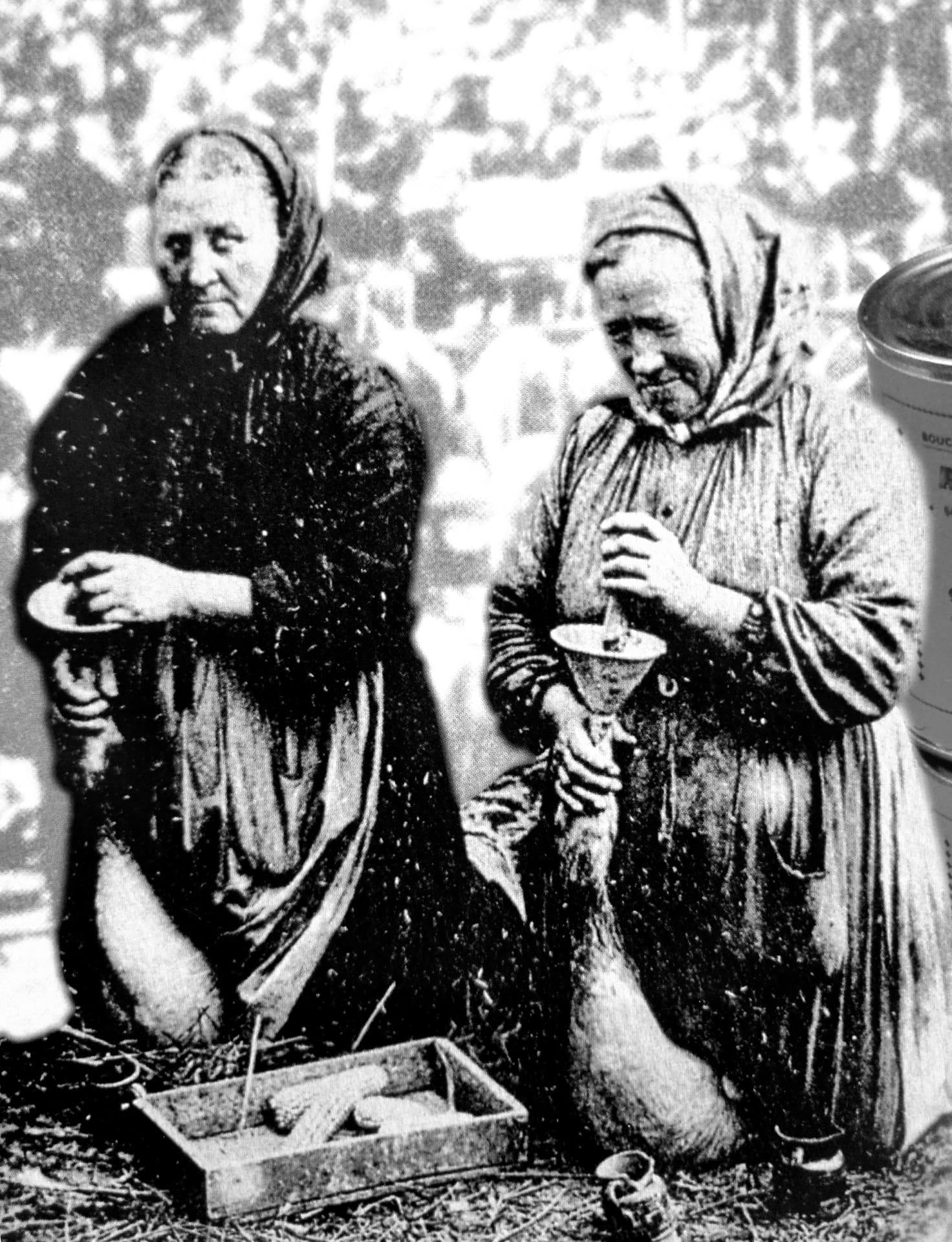 Dos mujeres cebando ocas en el exterior de una casa rural
