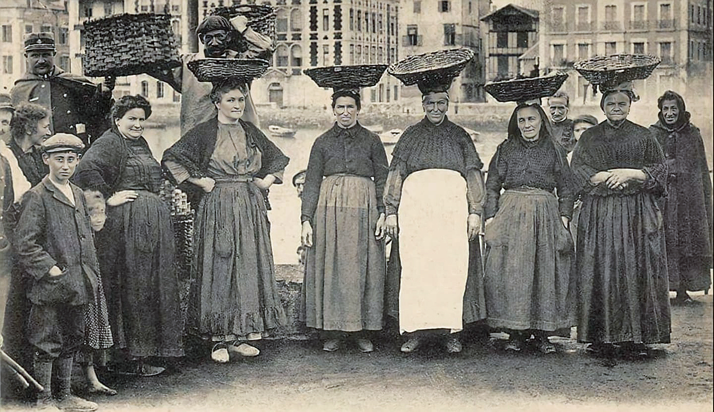 Vendedoras de pescado con cestos sobre la cabeza en San Juan de Luz, 1910